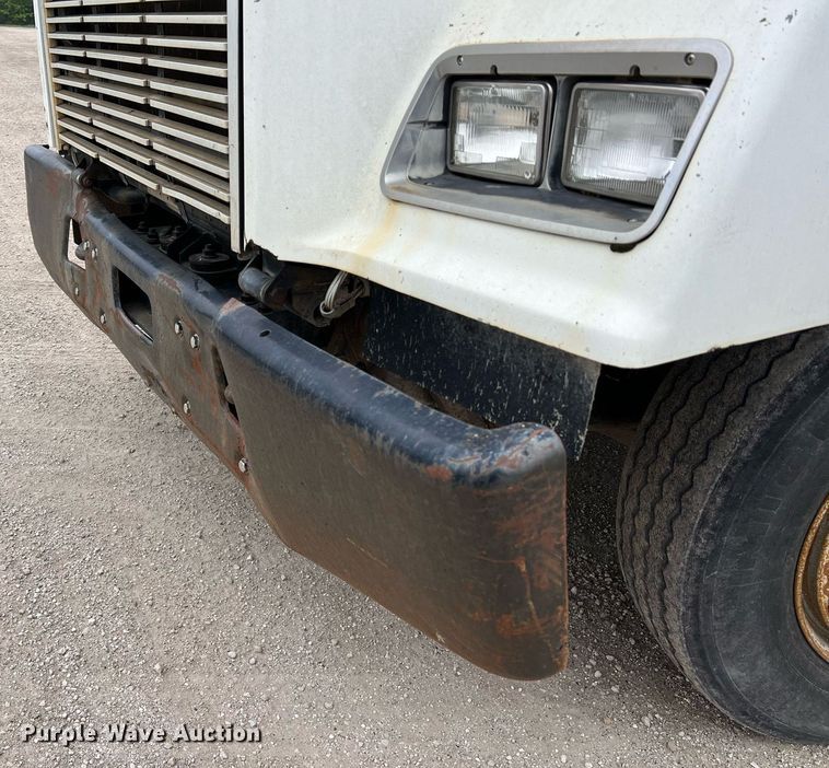 image for item LI9685 1987 Freightliner FLC  semi truck