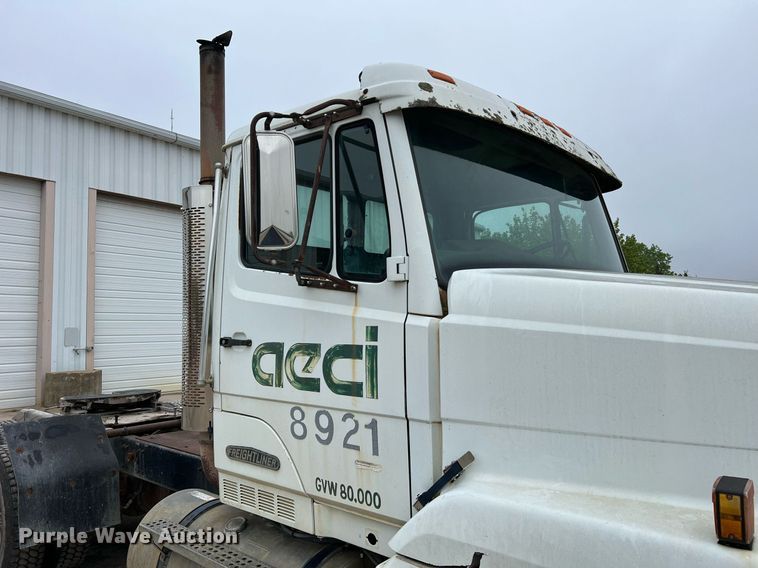 image for item LI9685 1987 Freightliner FLC  semi truck