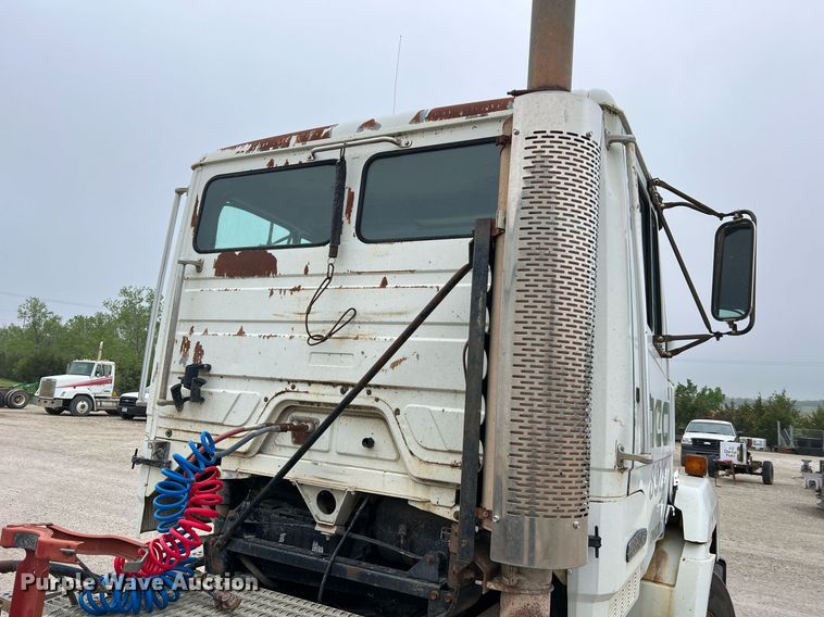 image for item LI9685 1987 Freightliner FLC  semi truck