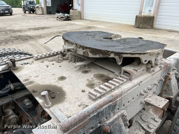 image for item LI9685 1987 Freightliner FLC  semi truck