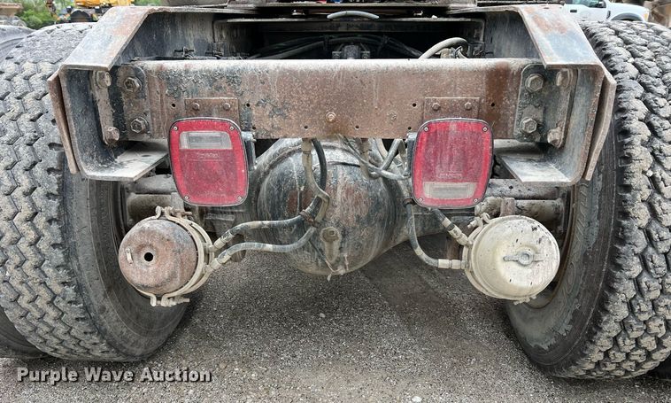 image for item LI9685 1987 Freightliner FLC  semi truck