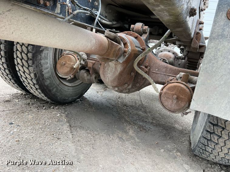 image for item LI9685 1987 Freightliner FLC  semi truck