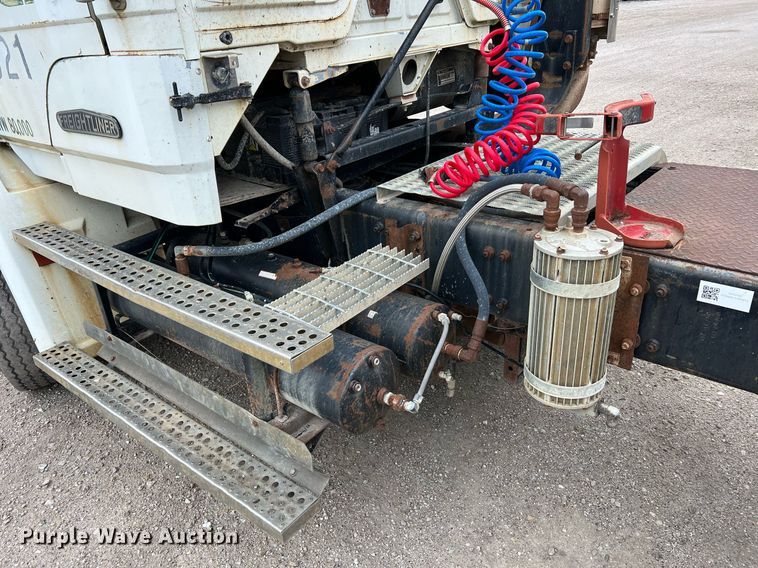 image for item LI9685 1987 Freightliner FLC  semi truck