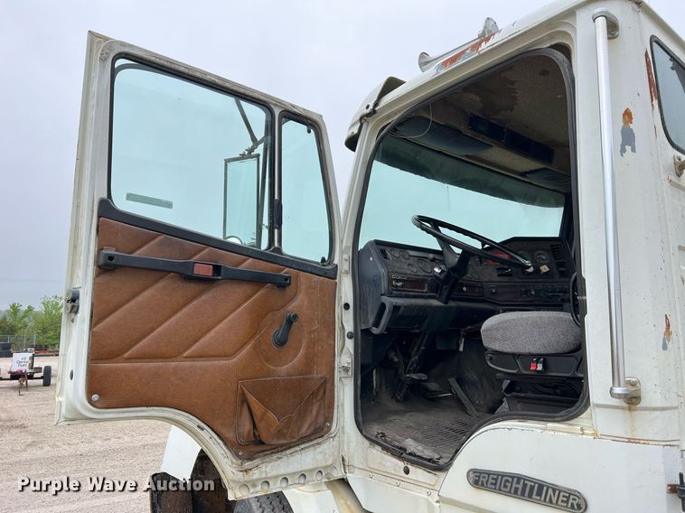 image for item LI9685 1987 Freightliner FLC  semi truck