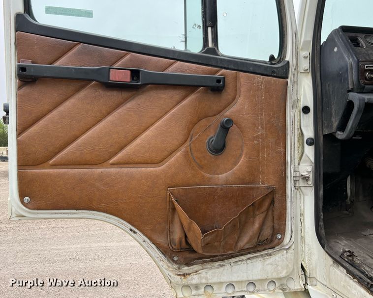 image for item LI9685 1987 Freightliner FLC  semi truck