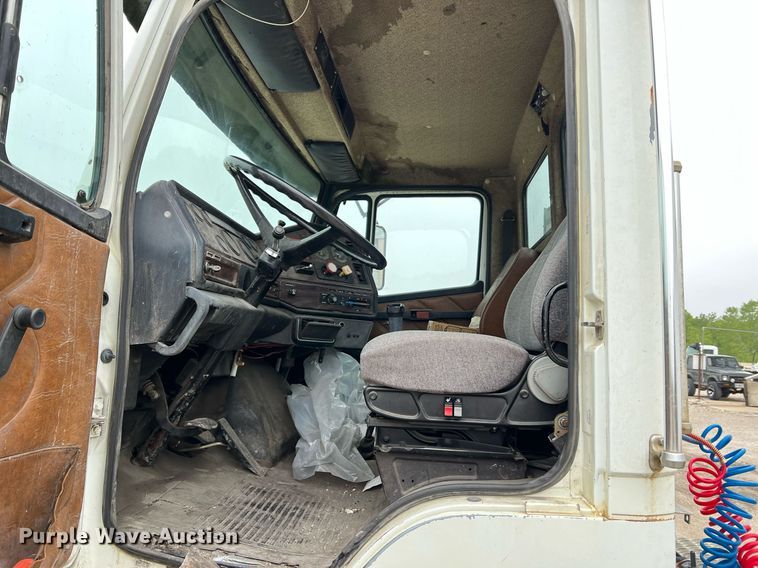 image for item LI9685 1987 Freightliner FLC  semi truck