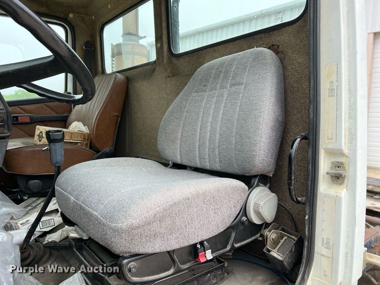 image for item LI9685 1987 Freightliner FLC  semi truck