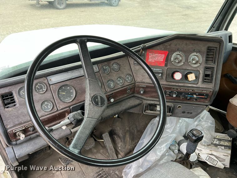 image for item LI9685 1987 Freightliner FLC  semi truck