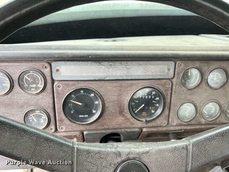 image for item LI9685 1987 Freightliner FLC  semi truck