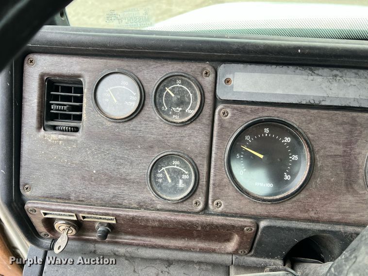 image for item LI9685 1987 Freightliner FLC  semi truck