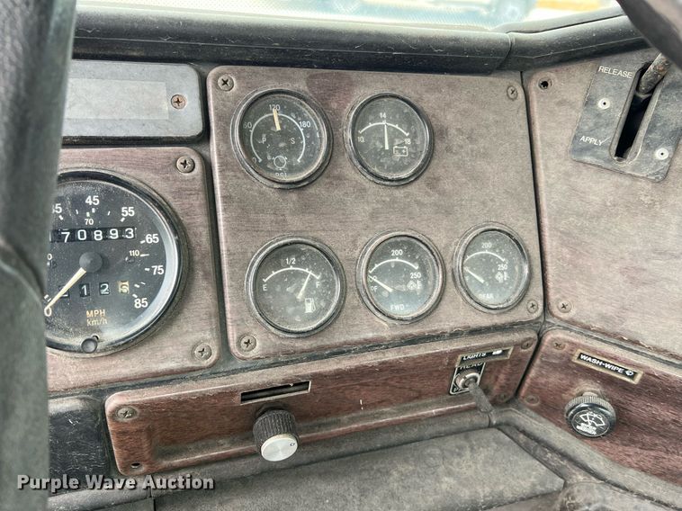 image for item LI9685 1987 Freightliner FLC  semi truck