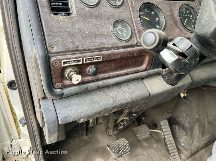 image for item LI9685 1987 Freightliner FLC  semi truck