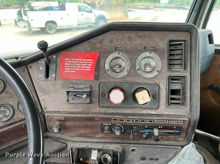 image for item LI9685 1987 Freightliner FLC  semi truck