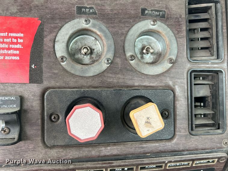 image for item LI9685 1987 Freightliner FLC  semi truck