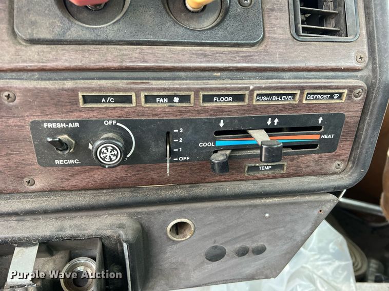 image for item LI9685 1987 Freightliner FLC  semi truck