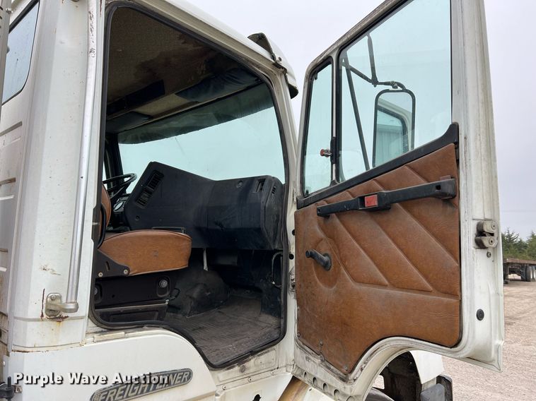 image for item LI9685 1987 Freightliner FLC  semi truck