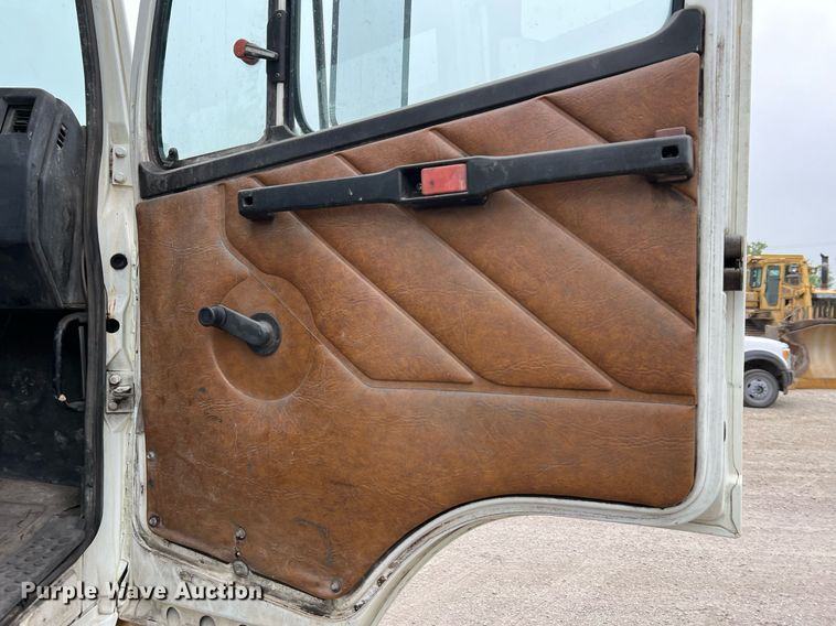 image for item LI9685 1987 Freightliner FLC  semi truck