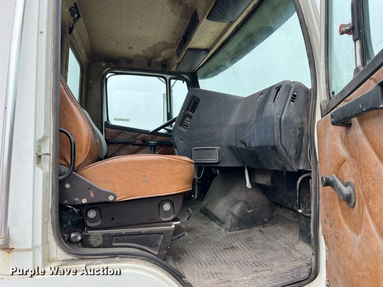 image for item LI9685 1987 Freightliner FLC  semi truck