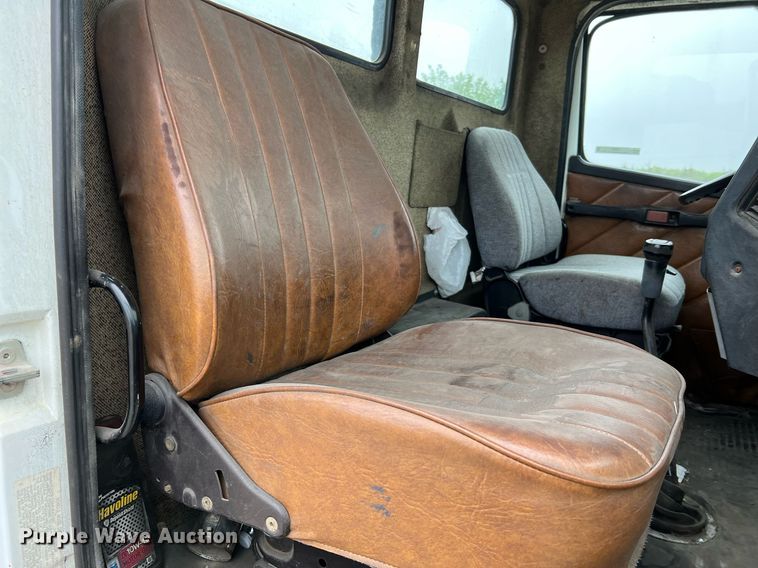 image for item LI9685 1987 Freightliner FLC  semi truck