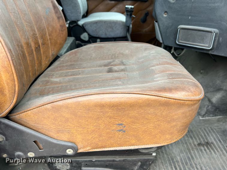 image for item LI9685 1987 Freightliner FLC  semi truck