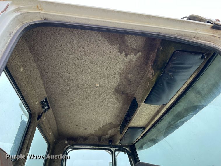 image for item LI9685 1987 Freightliner FLC  semi truck