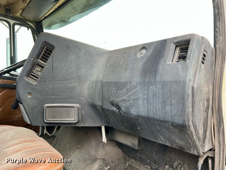 image for item LI9685 1987 Freightliner FLC  semi truck