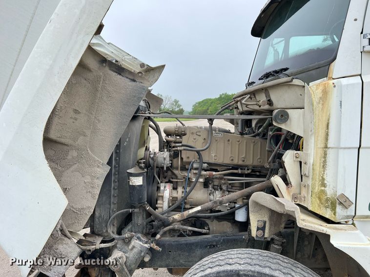 image for item LI9685 1987 Freightliner FLC  semi truck