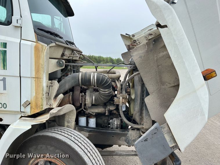 image for item LI9685 1987 Freightliner FLC  semi truck