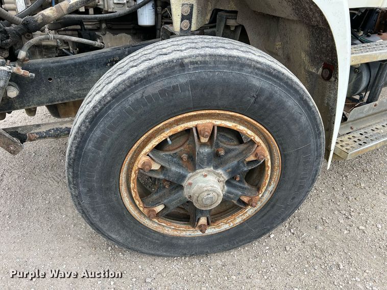 image for item LI9685 1987 Freightliner FLC  semi truck