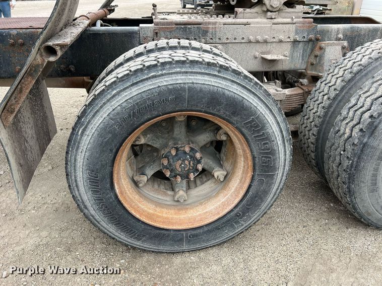 image for item LI9685 1987 Freightliner FLC  semi truck