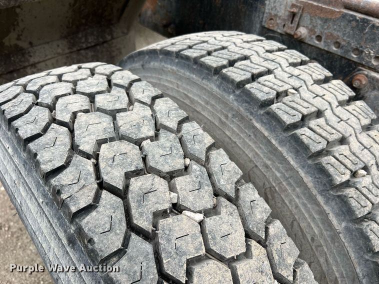 image for item LI9685 1987 Freightliner FLC  semi truck