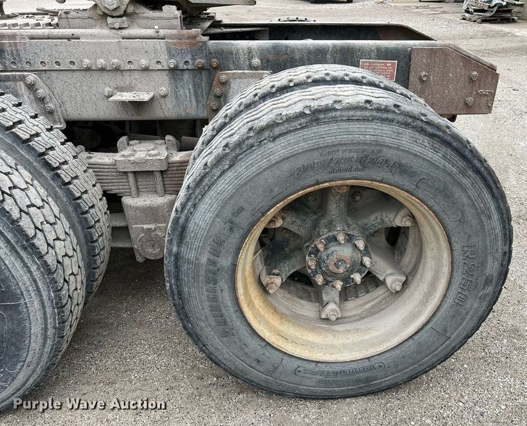 image for item LI9685 1987 Freightliner FLC  semi truck