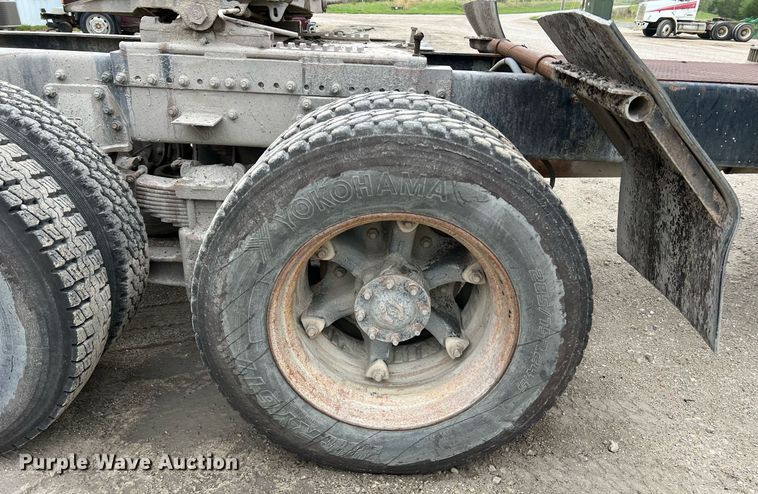 image for item LI9685 1987 Freightliner FLC  semi truck