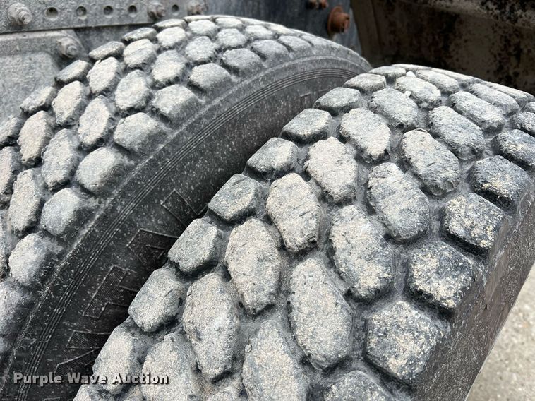 image for item LI9685 1987 Freightliner FLC  semi truck