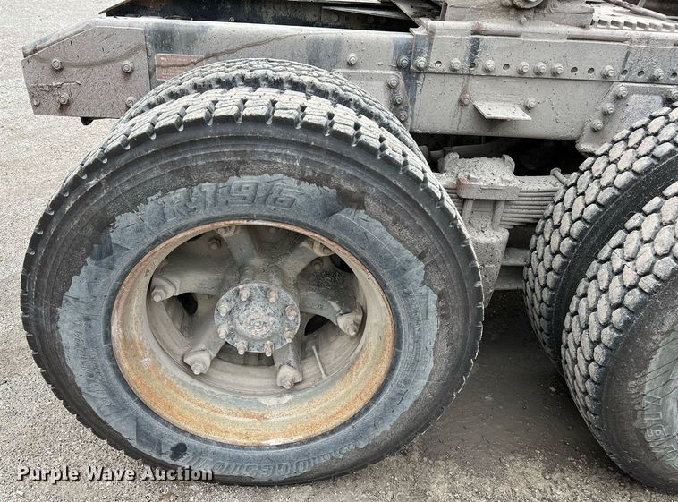 image for item LI9685 1987 Freightliner FLC  semi truck