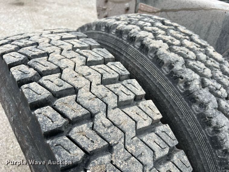 image for item LI9685 1987 Freightliner FLC  semi truck