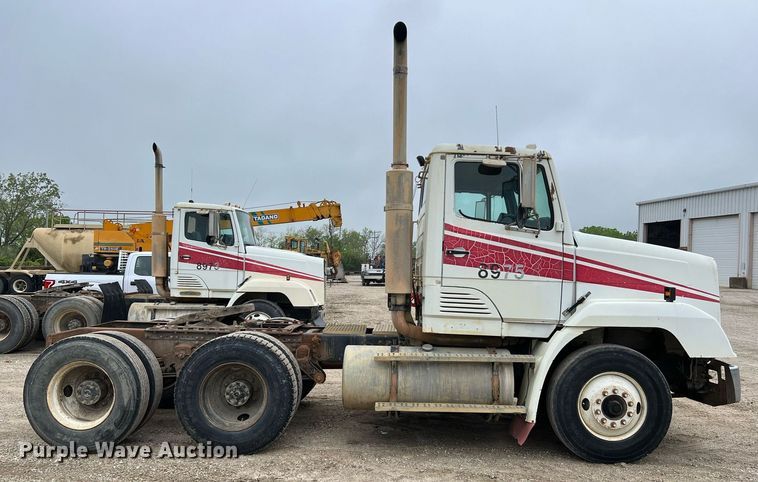 image for item LI9687 1989 Freightliner FLC  semi truck