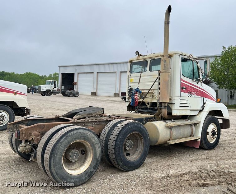 image for item LI9687 1989 Freightliner FLC  semi truck