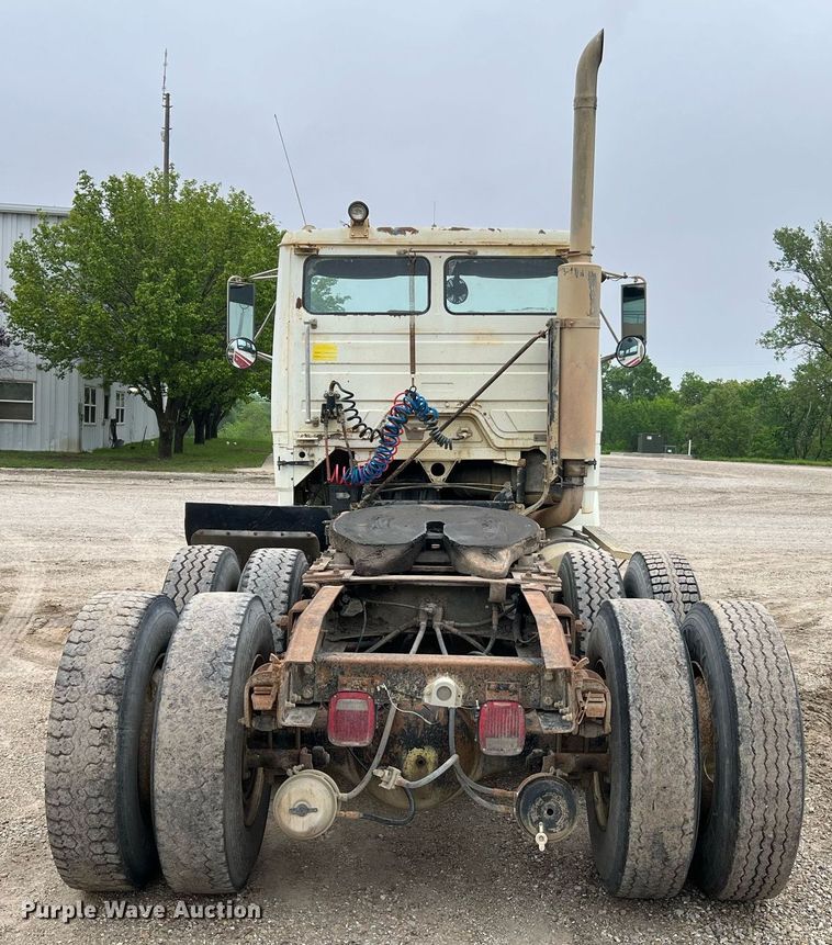 image for item LI9687 1989 Freightliner FLC  semi truck