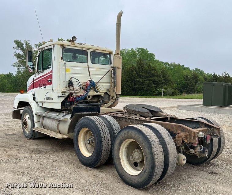 image for item LI9687 1989 Freightliner FLC  semi truck