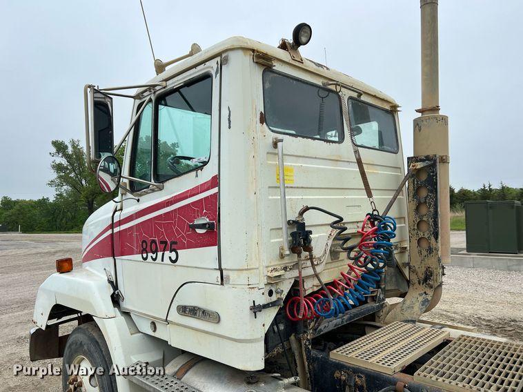 image for item LI9687 1989 Freightliner FLC  semi truck