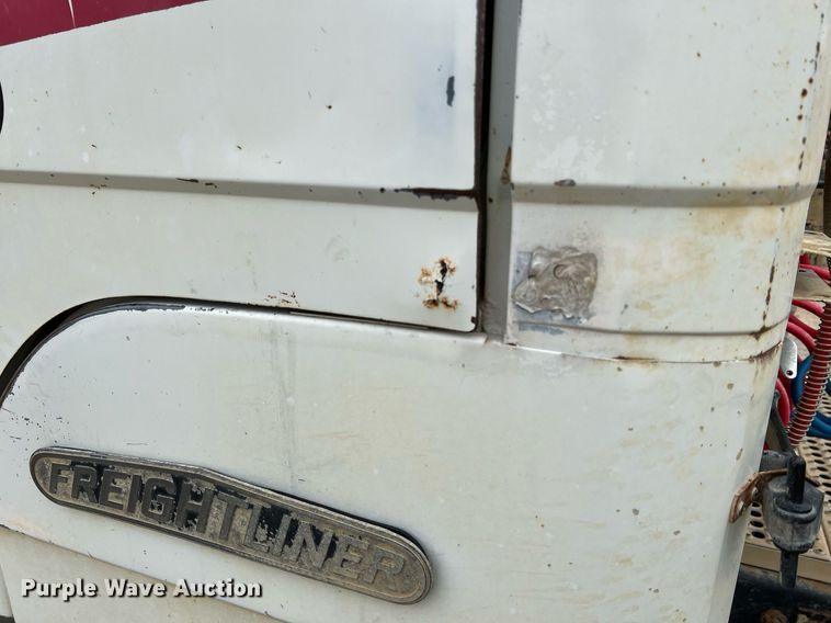 image for item LI9687 1989 Freightliner FLC  semi truck