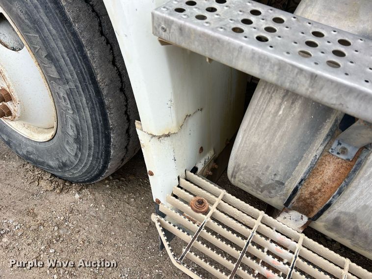 image for item LI9687 1989 Freightliner FLC  semi truck