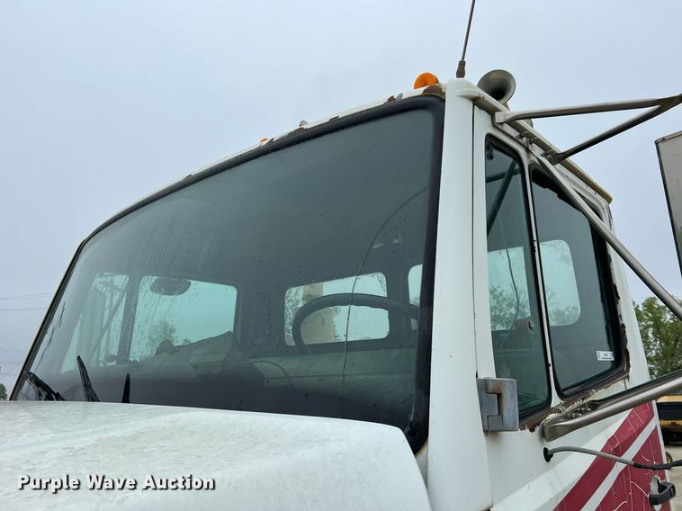 image for item LI9687 1989 Freightliner FLC  semi truck