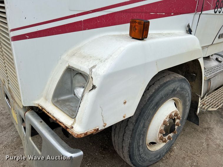 image for item LI9687 1989 Freightliner FLC  semi truck