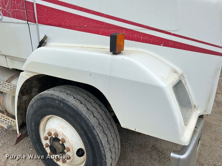 image for item LI9687 1989 Freightliner FLC  semi truck