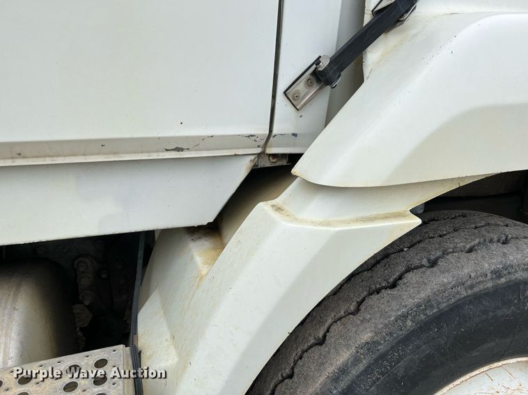 image for item LI9687 1989 Freightliner FLC  semi truck