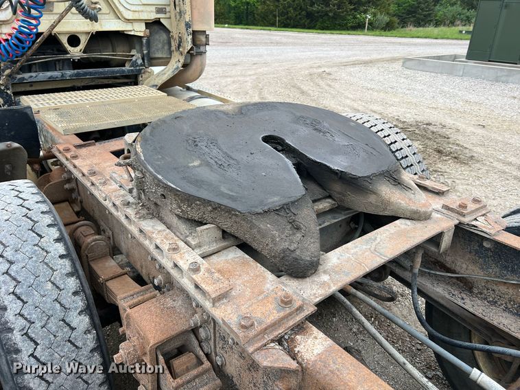 image for item LI9687 1989 Freightliner FLC  semi truck