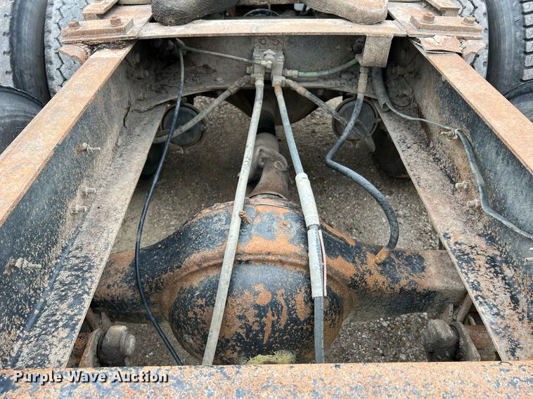 image for item LI9687 1989 Freightliner FLC  semi truck