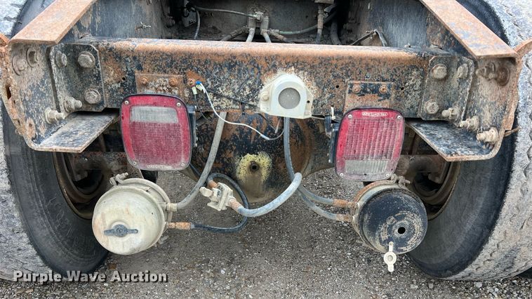 image for item LI9687 1989 Freightliner FLC  semi truck